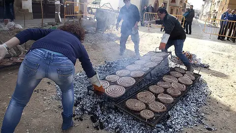 Els voluntaris preparen la llonganissa per l&#39;esmorzar a Montgai