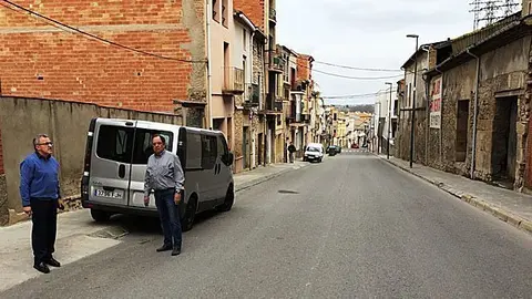 Visita de l'alcalde i el regidor per anunciar el projecte de reorganització de l'aparcament del carrer la Font portada
