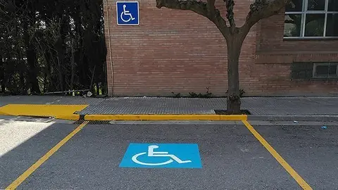 Aparcament per a persones amb mobilitat reduïda en la zona esportiva