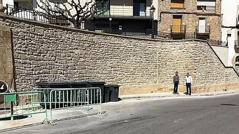 Visita als treballs d'arranjament de la paret de la plaça de la Capella2 portada