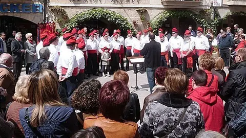 Caramelles a la Plaça porxada de les Borges portada