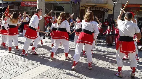 Balls de bastons en la trobada de colles a Mollerussa