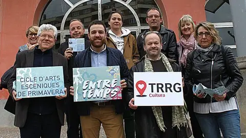 Presentació del cicle Entretemps davant el Teatre Ateneu portada