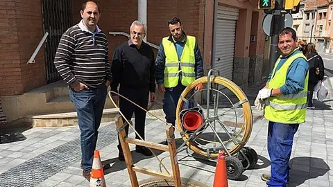 L'alcalde i el regidor amb els operaris que estan revisant els conductes per on passarà la fibra òptica a les Borges portada