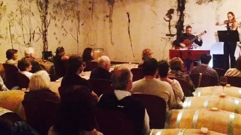 Foto concert sala de bótes Mas Blanch i Jové