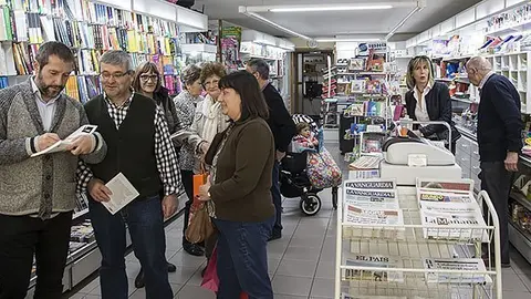 Carles Porta signa les seves obres a la Llibreria Sarri de Mollerussa