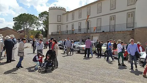 Trobada de vehicles clàsics en el Castell del Remei