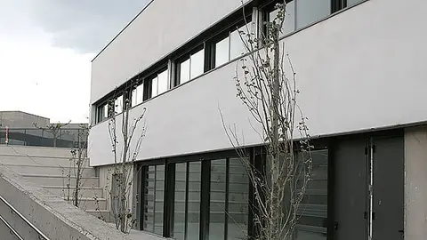 La façana del ou edifici de l'escola El Timó de Sidamon
