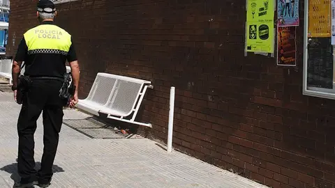Un agent de la Policia Local patrulla en la zona del les Piscines