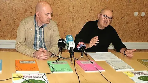 L'alcalde de Bell-lloc Carles Palau i el responsable del Centre de Recerques Josep M. Cabau