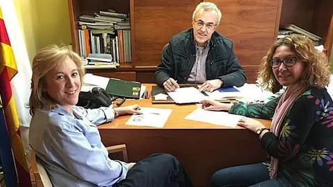 L'alcalde Enric Mir i les regidores Núria Palau i Esther Vallès signant l'ajuda als afectats pel terratrèmol de l'Equador portada