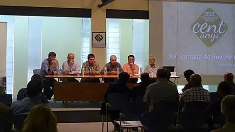 Imatge de la Taula debat socis i productors a la Cooperativa d'Ivars