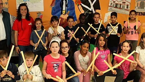 Alguns dels alumnes de 4t de Primària del Col·legi Àngel Guimerà que participen als tallers de folklore targarí (1) portada