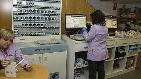 Olga Casañas comprova la preparació de les dosificacions de medicaments