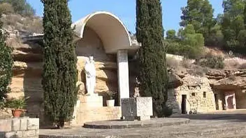 Fotografia de l'entrada de la cova