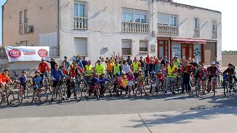 Tots preparats per prendre la sortida de la Bicicletada Popular