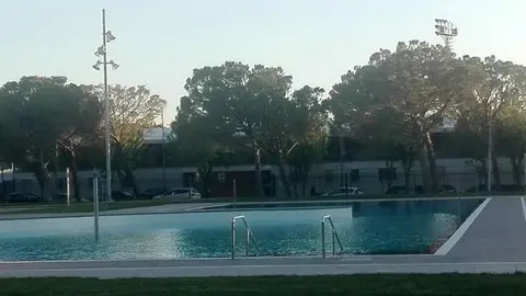 Lloc de la piscina en el que ha caigut la nena