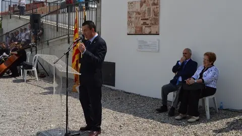 A la imatge, Jordi Baró acompanyat de la seva esposa, amb l'Alcalde de Miralcamp durant l'acte d'homenatge.