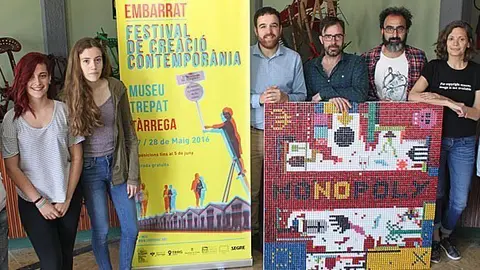 El regidor de Cultura, Raül Palacios, amb els directors de l’Embarrat i alguns dels artistes participants a Cal Trepat portada
