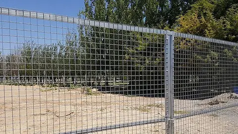 La tanca que s'ha instal·lat al voltant del Parc del Plataner 1