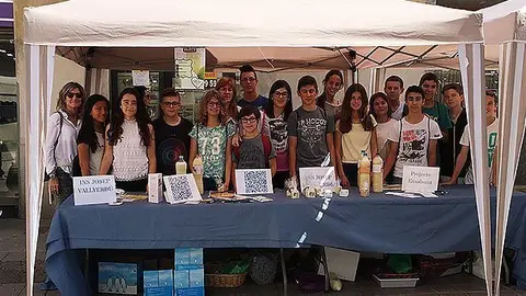 Els alumnes de l'INS Josep Vallverdú que han participat en el projecte Ensabona al Mercat de les Borges2 portada