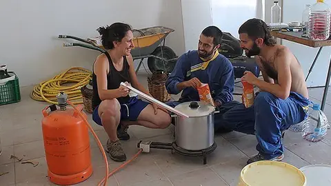 Els membres de la Cooperativa Tres Cadires preparen el Vi de Nous