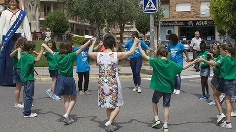 Els colles dels centres educatius participen en la festa
