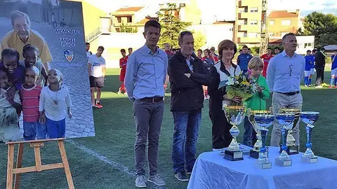 Miquel Pujol i Dolors Oliva lliuren els trofeus del torneig