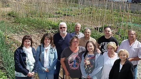 L’alcaldessa Rosa Maria Perelló ha visitat els horts urbans acompanyada de regidors i alguns dels usuaris (1)