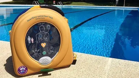 Desfibril·lador portatil en les piscines municipals de Bell-lloc