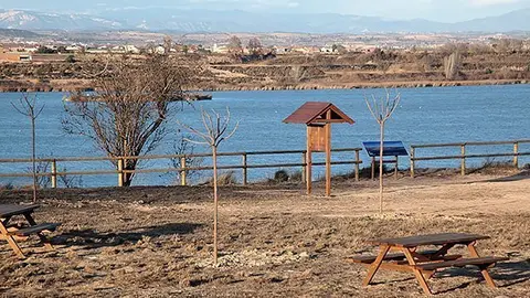 Vista de l'Estany d'Ivars i Vila-sana amb l'edifici de Cal Sinén al fons