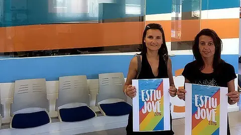 Núria Franquesa, regidora de Joventut, i Clara López, representant de Quàlia, mostren a l’Oficina Jove el cartell dels tallers portada