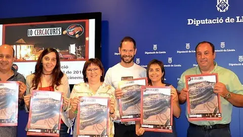 L'equip de Lo Cercacurts amb la vicepresidenta de la Diputació Rosa Maria Perelló