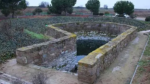 La Font Vella que restauraran els joves del Camp de treball a Linyola