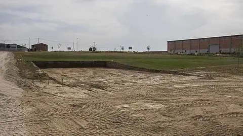 Parcel·la en la qual s'ha iniciat la construcció de la pista de pàdel a Castellnou de Seana