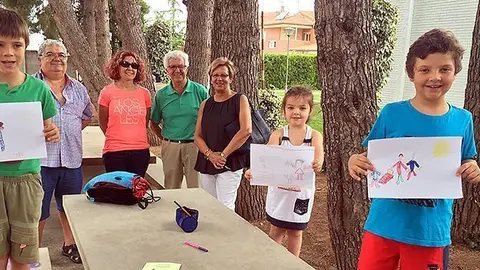 Alguns dels participants al 1r Concurs de dibuix infantil intergeneracional de les Borges