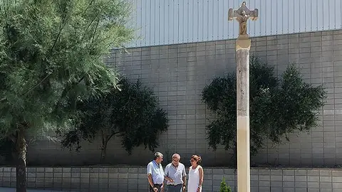 L'alcalde Enric Mir i el veí que l'ha guardat, l'Àngel Riu, visitant la creueta recuperada a les Borges Blanques2 portada