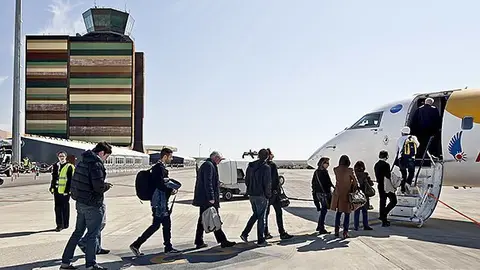 Viatgers a l'aeroport de Lleida-Alguaire.