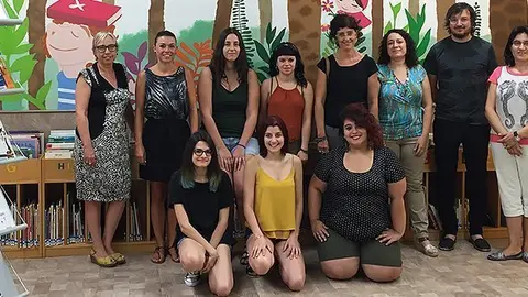 El grup d'alumnes que han elaborat el mural