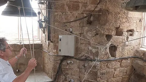 Pere Giné, fent el repic de campanes de Festa Major portada