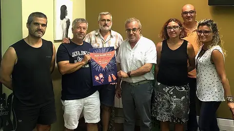 El jurat amb l'obra guanyadora del concurs de cartells de la Festa Major de les Borges Blanques