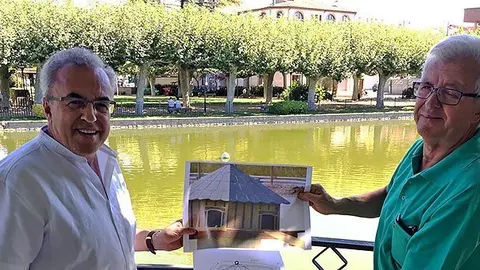 Enric Mir i Josep Domènech visualitzant la ubicació i com serà la nova caseta al les basses del Parc del Terrall