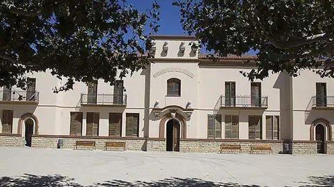 L'escola El Roser es troba en l'edifici de l'Ajuntament del Poal