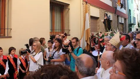 La processó de Santa Teresa Jornet recorre els carrers d'Aitona