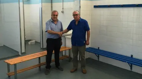 L'alcalde Enric Mir i el president del FC Borges, revisant els nous vestidors del Camp d'Esports ok