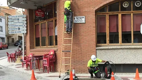 Els tècnics preparen la xarxa de fibra òptica a Miralcamp