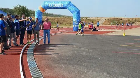 Visita de Gerard Figueras a la pista d'atletisme de La Serra
