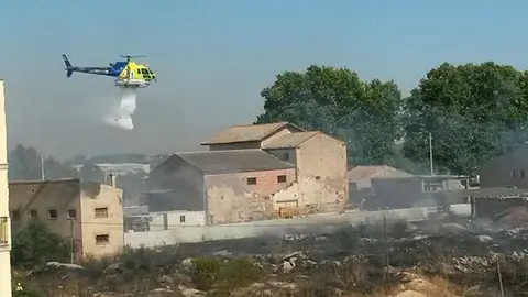 En l'extinció hi ha participat un helicòpter