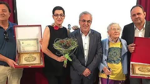 Els guardonats amb els premis Olivera d'Or amb les autoritats i la pregonera de la Festa Major 2016 de les Borges Blanques portada