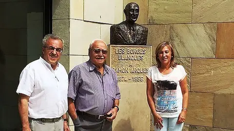 L'alcalde Enric Mir, la regidora Núria Palau i l'autor del bust, Josep Vallés restituint la figura de Ramon Arqués portada
